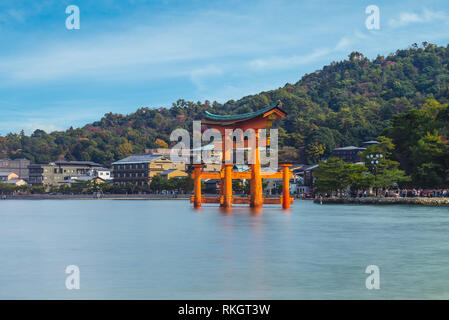Floating Torii di Sacrario di Itsukushima a Hiroshima, Giappone Foto Stock