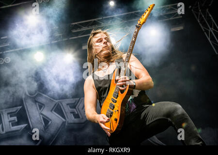 La Svezia Solvesborg - Giugno 7, 2018. Il finlandese della band power metal Battle bestia esegue un concerto dal vivo durante la Presidenza svedese music festival Sweden Rock Festival 2018. Qui il chitarrista Joona Björkroth è visto dal vivo sul palco. (Photo credit: Gonzales foto - Terje Dokken). Foto Stock