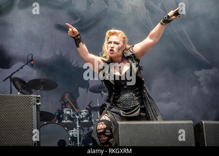 La Svezia Solvesborg - Giugno 7, 2018. Il finlandese della band power metal Battle bestia esegue un concerto dal vivo durante la Presidenza svedese music festival Sweden Rock Festival 2018. Qui la cantante Noora Louhimo è visto dal vivo sul palco. (Photo credit: Gonzales foto - Terje Dokken). Foto Stock