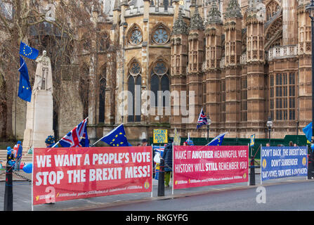 Gli attivisti rimangono al di fuori del Parlamento britannico a Londra Foto Stock