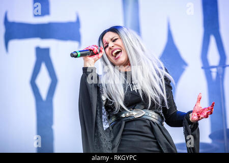 La Svezia Solvesborg - Giugno 8, 2018. Il gotico italiano matal band lacuna Coil esegue un concerto dal vivo durante la Presidenza svedese music festival Sweden Rock Festival 2018. Qui la cantante Cristina scabbia è visto dal vivo sul palco. (Photo credit: Gonzales foto - Terje Dokken). Foto Stock