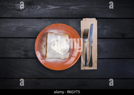 Strudel con un apple , servita su piastra in ceramica con il gelato e le posate. Foto Stock