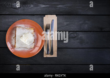 Strudel con un apple , servita su piastra in ceramica con il gelato e le posate. Foto Stock