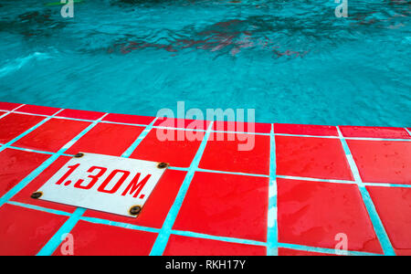 A livello profondo mostrano il numero sul bordo della piscina Foto Stock