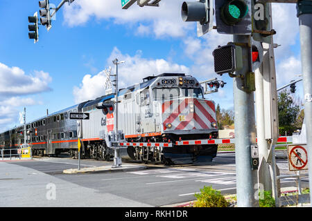 Febbraio 10, 2019 Sunnyvale / CA / STATI UNITI D'AMERICA - Caltrain che si incrociano in corrispondenza di un incrocio stradale in prossimità di una zona residenziale nella parte sud di San Francisco Bay Foto Stock