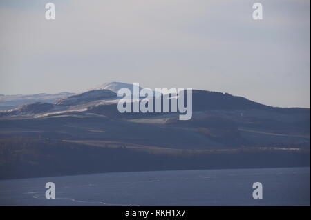 Vista in lontananza normanni diritto e Snow capped West Lomond Scozia Fife Gennaio 2019 Foto Stock