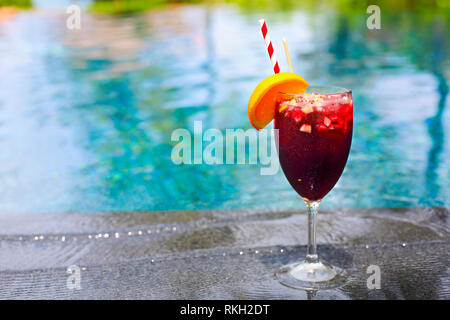 Classica rinfrescante frutto sangria (punch) in piscina Foto Stock