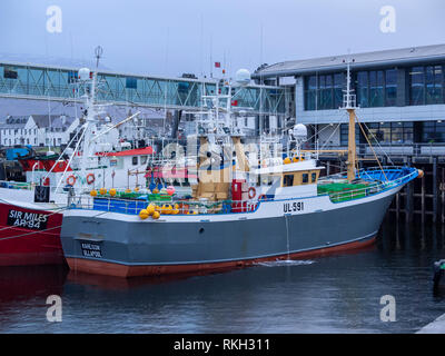 Peschereccio 'Mareixon' ormeggiato a Ullapool Harbour in un giorno di pioggia. Ullapool, Highland, Scozia Foto Stock