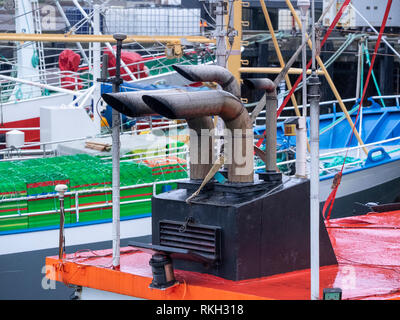 Dettaglio di imbuti di scarico su una barca da pesca ormeggiate a Ullapool Harbour, in un giorno di pioggia. Ullapool, Highland, Scozia Foto Stock