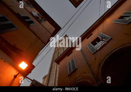 Bologna, Emilia Romagna, Italia. Dicembre 2018. La torre di Azzoguidi anche chiamato Altabella, 61 metri alta. Si tratta di una delle 20 torri ancora esistenti Foto Stock