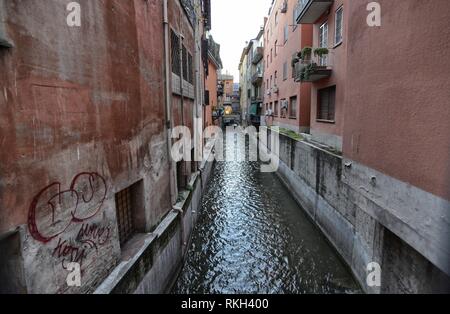 Bologna, Emilia Romagna, Italia. Dicembre 2018. Una parte nascosta della città che ricorda quello di Venezia! Il Reno canale scorre tra le case dando un molto Foto Stock