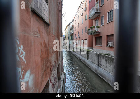 Bologna, Emilia Romagna, Italia. Dicembre 2018. Una parte nascosta della città che ricorda quello di Venezia! Il Reno canale scorre tra le case dando un molto Foto Stock