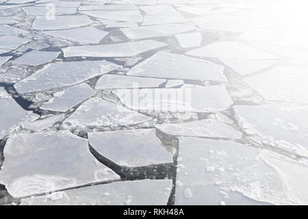 Molti piccoli e grandi lastre di ghiaccio galleggiante in ghiaccio freddo Mar Baltico in inverno Foto Stock