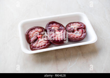 Materie di agnello fette di rene in contenitore di plastica Box / pacchetto. Prodotto organico. Foto Stock