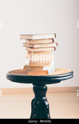 Un paio di libri con tazza di caffè sulla sedia Foto Stock