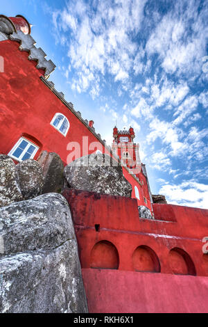 Pareti rosse di Pena palace. Portogallo Foto Stock