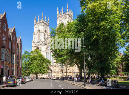 York Minster, Cattedrale Gotica, ingresso anteriore facciata e navata visto da Duncombe Place,città di York, nello Yorkshire, Inghilterra, Regno Unito, GB, Europa Foto Stock