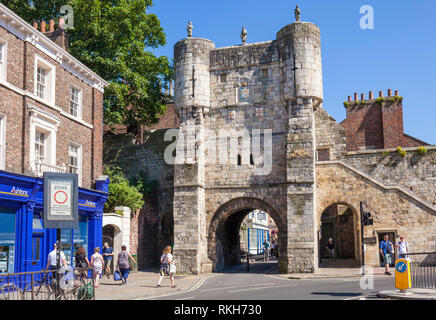 York city pareti Bootham Bar la medievale città gateway voce di parete per le mura della città alta Petergate centro di York York Yorkshire Inghilterra GB UK Europa Foto Stock