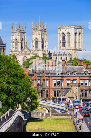 York Minster e un tratto di mura storiche della città lungo la strada della stazione York Yorkshire England Regno Unito GB EU Europe Foto Stock