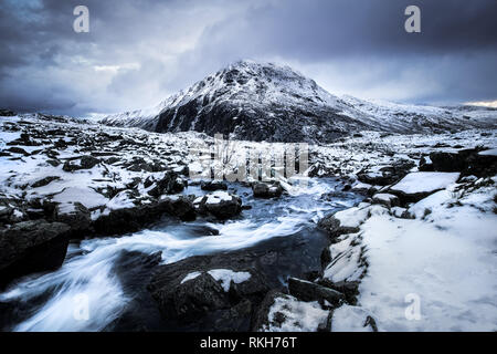 Pen Yr Ole Wen nella neve in valle Ogwen nel Parco Nazionale di Snowdonia, Wales, Regno Unito Foto Stock