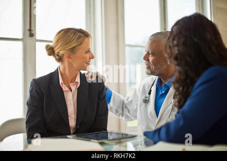 Medico di parlare al paziente Foto Stock