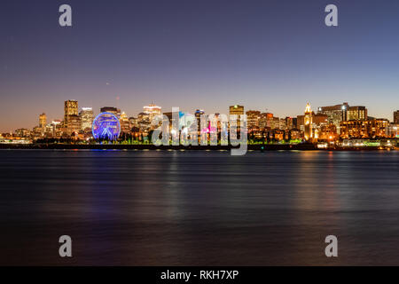 Vista notturna della città di Montreal skyline con St Lawrence river a Quebec, Canada Foto Stock