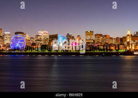 Vista notturna della città di Montreal skyline, municipio con St Lawrence river a Quebec, Canada Foto Stock