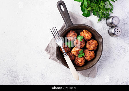 In casa polpette di carne bovina in frypan Foto Stock