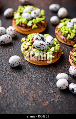 Biscotti di Pasqua a forma di nido con uova Foto Stock