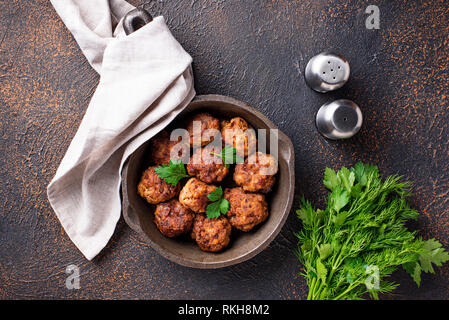 In casa polpette di carne bovina in frypan Foto Stock