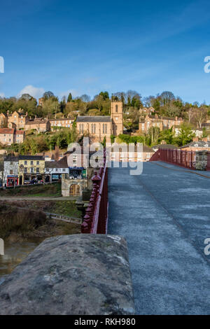 San Luca la chiesa sopra il ponte di ferro che attraversano il fiume Severn in Ironbridge Gorge, Ironbridge, Shropshire Foto Stock