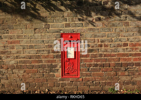 Vecchio Britannico rosso post box montato in una parete di mattoni. Foto Stock