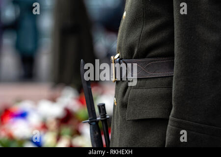 Abstract background sul tema militare. Un soldato con un arma in guardia, close-up - immagine Foto Stock