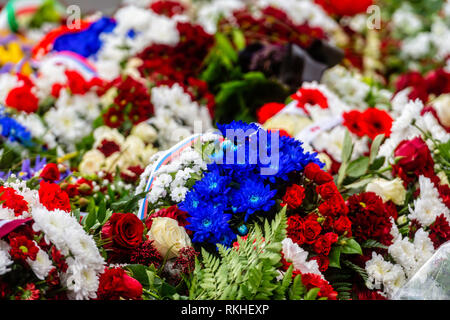Mazzo di fiori con nastro di bandiera della Russia. Giornata Nazionale della Federazione Russa - immagine Foto Stock