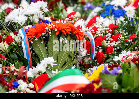 Mazzo di fiori con nastro di bandiera della Russia. Giornata Nazionale della Federazione Russa - immagine Foto Stock