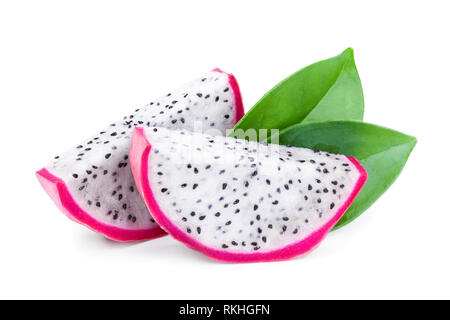 Fetta di maturi frutti del drago, Pitaya o Pitahaya isolati su sfondo bianco, frutta sana nozione Foto Stock