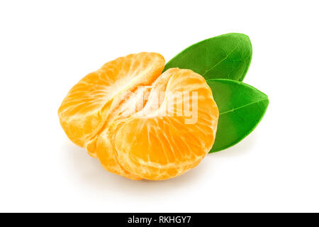 Il mandarino o mandarino frutti con foglie isolati su sfondo bianco Foto Stock