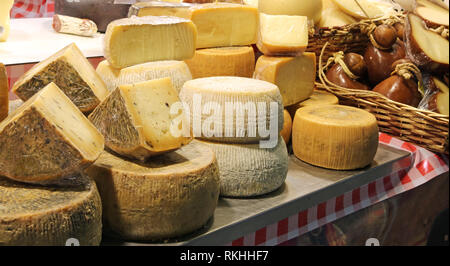 Formaggio Pecorino e più cibi italiani per la vendita al mercato locale Foto Stock
