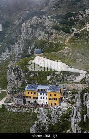 L'edificio chiamato RIFUGIO PAPA nel Nord Italia in Pasubio montagna in estate Foto Stock