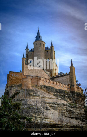 Alcazar of Segovia visto dal fiume Eresma Foto Stock