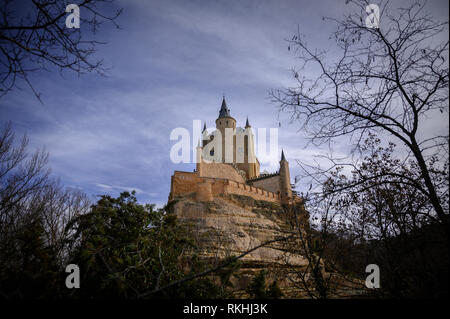 Alcazar of Segovia visto dal fiume Eresma Foto Stock