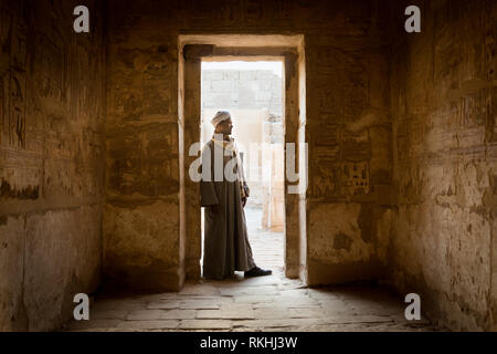 Un uomo in Medinet Habu tempio dedicato al tempio di Ramesse III nei pressi di Luxor, Egitto Foto Stock