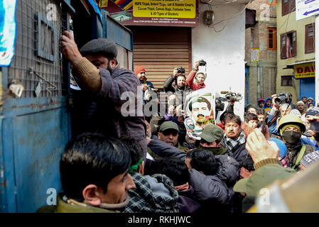 Membri Jammu e Kashmir e forze di polizia sono visibili i sostenitori di fermo del giunto la leadership della resistenza durante la protesta del anniversario della morte del leader separatista Mohammed Maqbool Bhat a Srinagar. Le autorità impongono delle restrizioni in alcune parti di Indiano-Kashmir controllata principale della città per evitare di anti-indiano dopo le proteste dei gruppi separatisti chiamato un sciopero generale del anniversario della morte di Mohammed Maqbool Bhat, esigente Bhat i resti, interrati in New Delhi High Security Tihar è prigione, essere restituito per una vera e propria sepoltura. Foto Stock