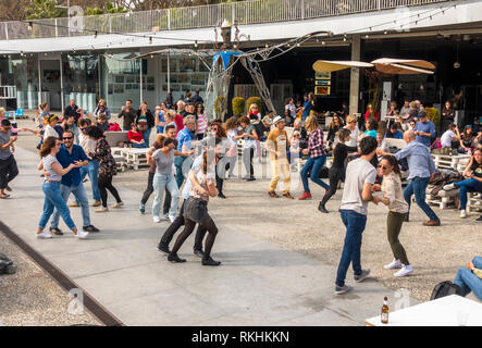 Folla ballare la musica di Swing, Muelle onu, porto di Malaga, Andalusia, Spagna. Foto Stock