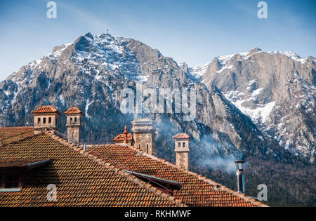 Montagne di Bucegi in Romania e i dettagli del tetto Foto Stock