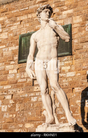 Una copia della famosa statua del David di Michelangelo sorge al di fuori del Palazzo Vecchio in Piazza della Signoria, Firenze, Italia Foto Stock