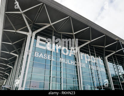 BASEL, Svizzera - Mar 22, 2018: Basel Mulhouse Freiburg EuroAirport facciata di vetro - un ampio angolo di visione con grande testo stampato sul vetro Foto Stock