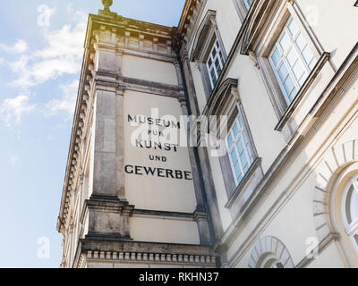 Amburgo, Germania - Mar 20, 2018: Vintage lapide sulla facciata del Museum fur Kunst und Gewerbe Foto Stock