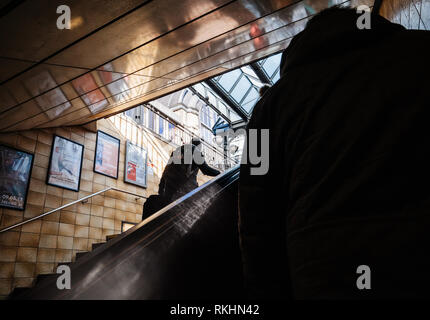 Amburgo, Germania - Mar 20, 2018: vista posteriore dei pedoni in uscita Hamburg stazione della metropolitana Foto Stock