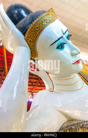 Testa del Grande Buddha reclinato all'Chauk Htat Ky Pagoda di Yangon (Rangoon) Myanmar (Birmania) Foto Stock